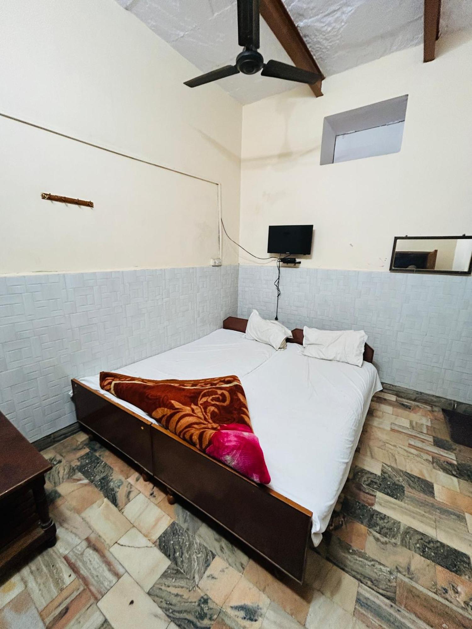 ורנאסי Satsang Lodge מראה חיצוני תמונה
